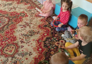 Dzieci grają na tamburynie.